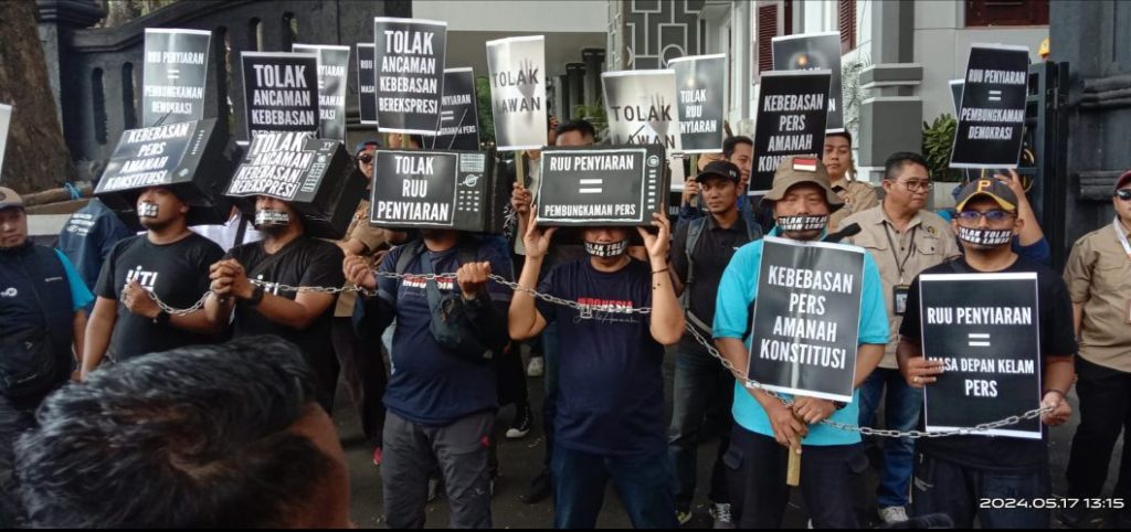 Demontrasi Damai, Jurnalis Malang Raya Bersatu Menolak RUU&nbsp;Penyiaran