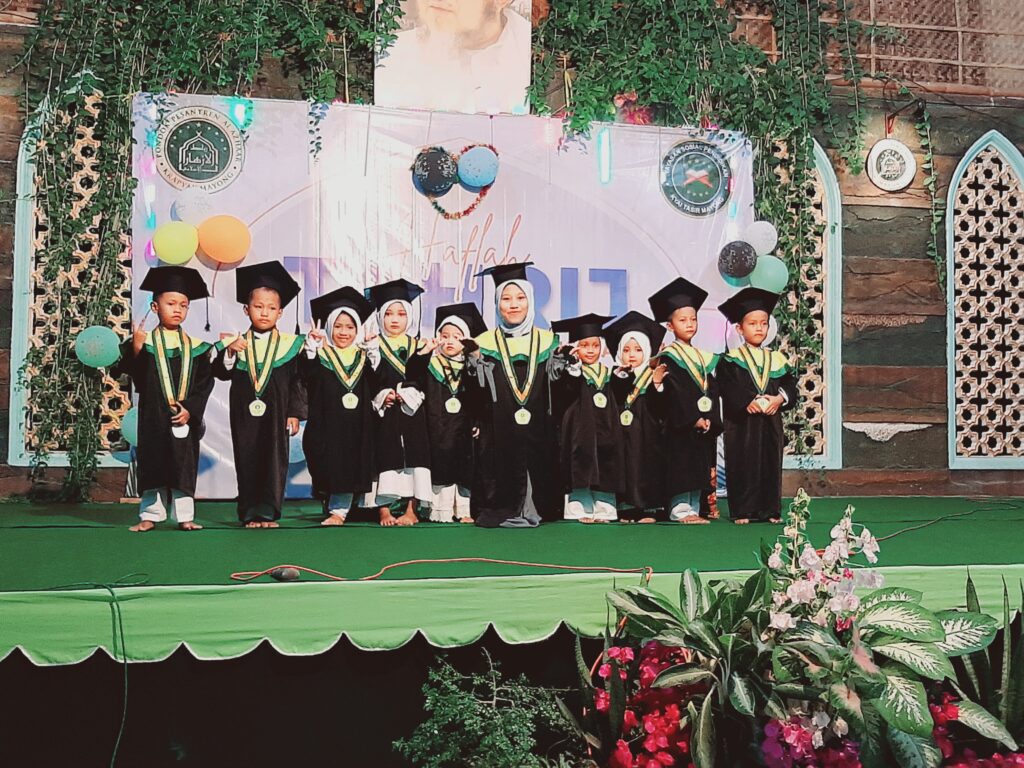 Haflah Tahrij Perdana PAUD dan TK Tahfidz Al Azhaar Lamongan , Santri Hafal Juz Amma dengan&nbsp;Lancar