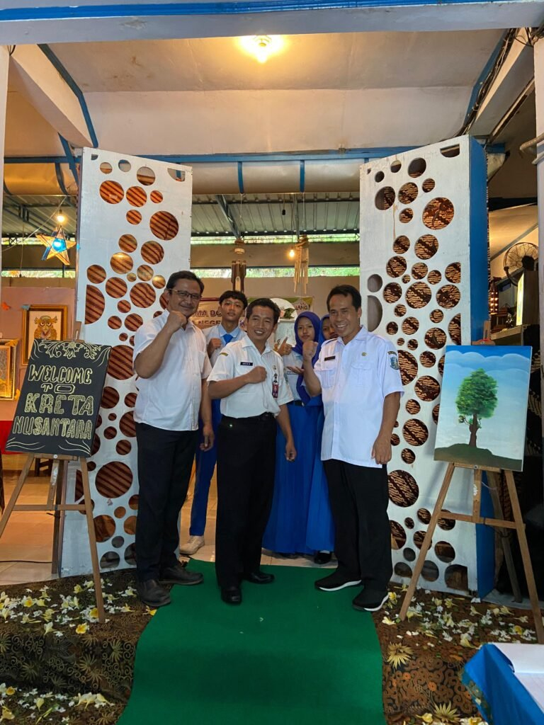 Kreasi Tanpa Batas: SMA Negeri 1 Kalidawir Pamerkan Karya Seni&nbsp;Siswa