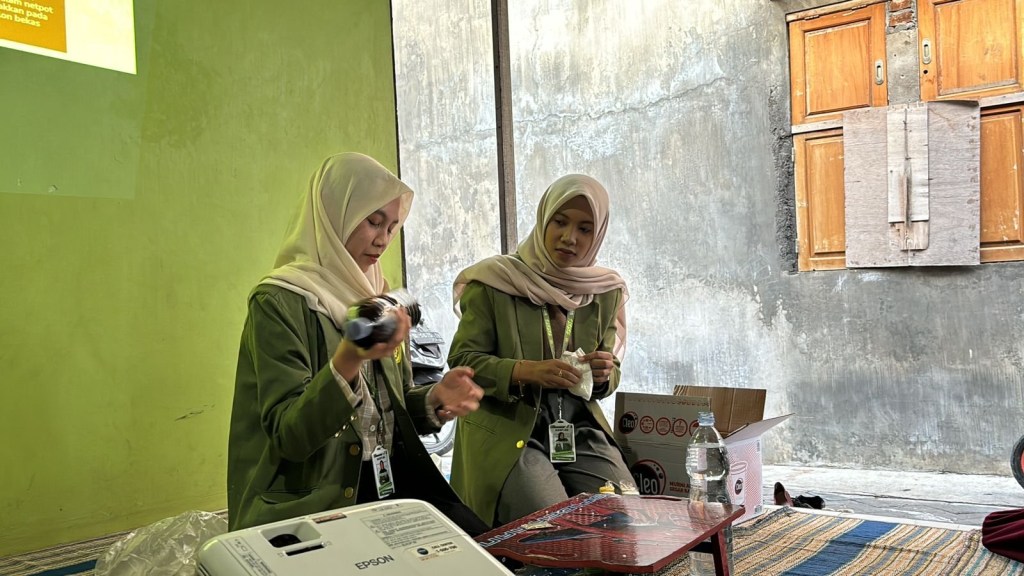 Mahasiswa KKN- T Bela Negara Kelompok Lima UPN Veteran Jawa Timur Berinovasi Media Tanam Hidroponik