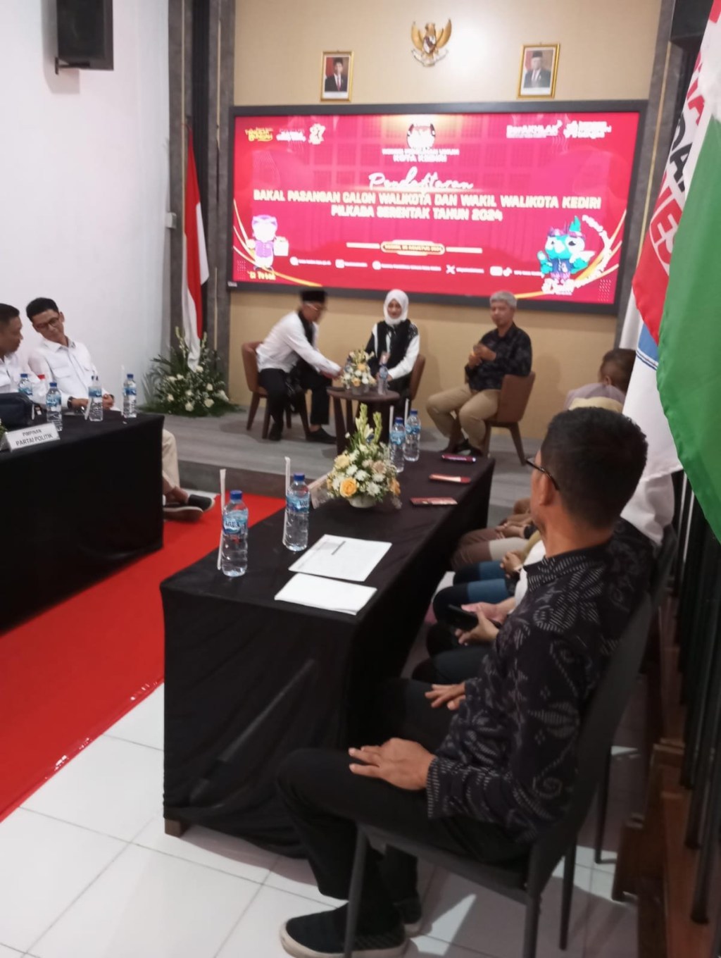 Sembilan Parpol dan Relawan Menghantar Pasangan Vinanda – KH. Qowimuddin Daftar di KPU