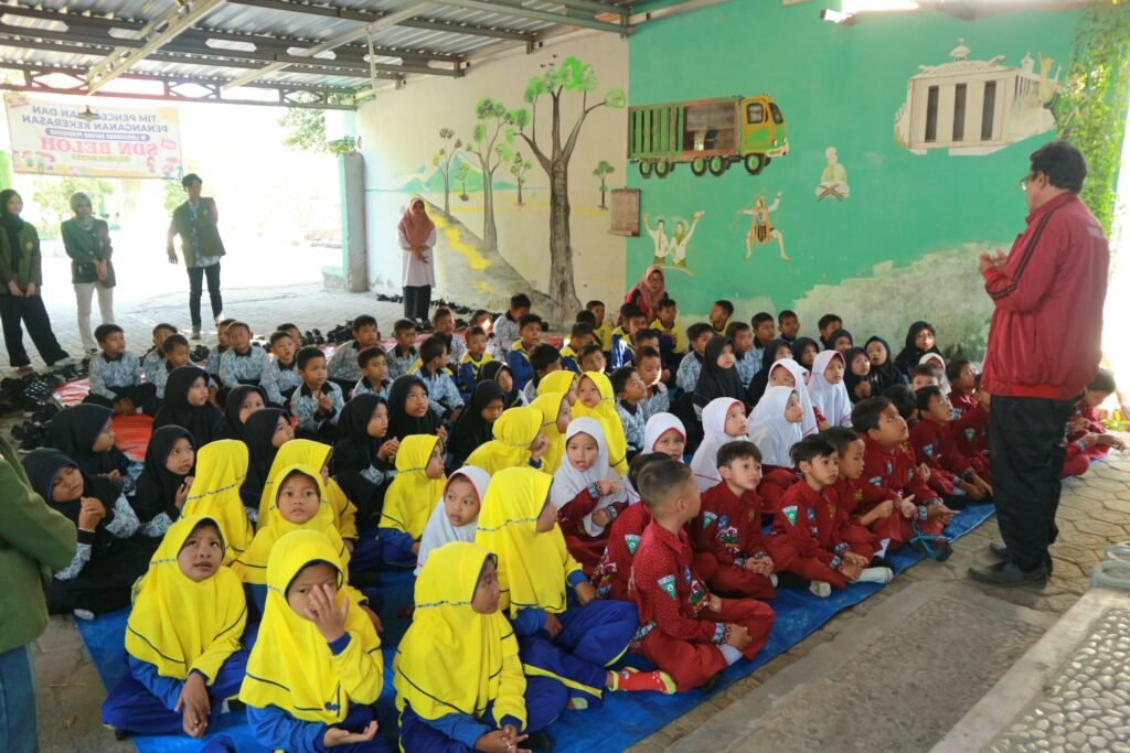 Kelompok 3 KKN-Tematik Bela Negara UPN “Veteran” Jawa Timur Perkenalkan Green Sustainability pada Gen Z Sejak Dini.